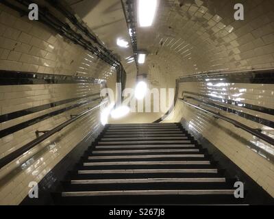 Treppe von der Plattform auf die Treppen am TORBOGEN U-Bahnstation, London. An einem Sommerabend auf dem Weg in die Northern Line home fotografiert. Stockfoto