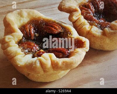 Closeup Bild von zwei Handgefertigten pecan Butter Torten Stockfoto