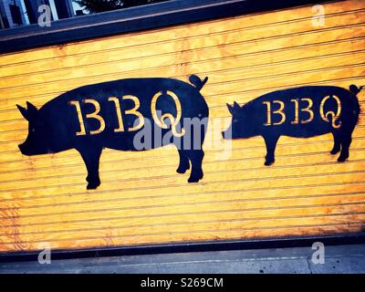 BBQ-Zeichen vor der eine Grube Grill Restaurant, United States Stockfoto