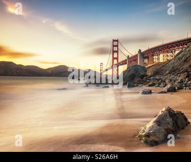 Golden Sunset Licht auf die Golden Gate Bridge von Marshall's Beach in San Francisco Stockfoto