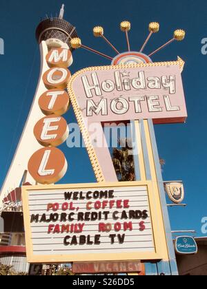 Stratosphere Hotel hinter Holiday Motel auf dem Las Vegas Strip Stockfoto