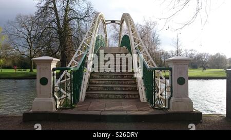 Viktorianische Stahl arch Fußgängerbrücke über den Fluss Great Ouse in Bedford. Im Frühling erkundet werden. Stockfoto