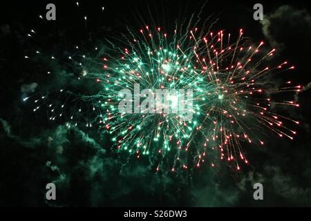 Grüne und rote Feuerwerk für die St Stephen's Tag in Budapest. Stockfoto