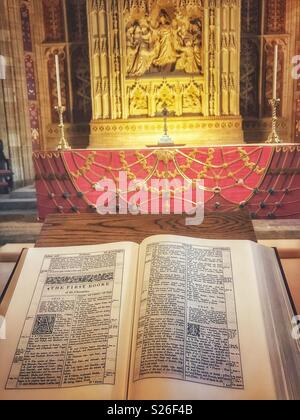 Bibel am Rednerpult öffnen Vor dem Hauptaltar des prächtigen Sherborne Abbey, Sherbourne, Dorset, England Stockfoto