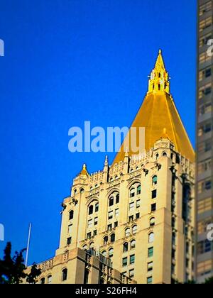 Das New York Life insurance company Sitz hat eine goldene Pyramide oben, NYC, USA Stockfoto