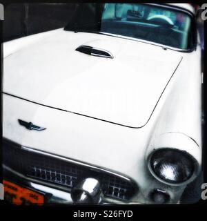 Detail einer 1956 Ford Thunderbird, eingesetzt als Straße Dressing in den Hollywood Boulevarde Attraktion in den Universal Studios Theme Park, Sentosa, Singapur Stockfoto