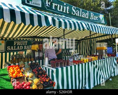 Obst Salat Bar, Verkauf von Säften und Smoothies aus einer in einem Land Messe ausgeht, Großbritannien Stockfoto