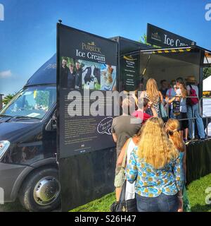 Die Menschen in der Warteschlange für Purbeck Eis von einem van in Sherborne Castle Country Fair, Sherbourne, Dorset, England verkauft wird Stockfoto