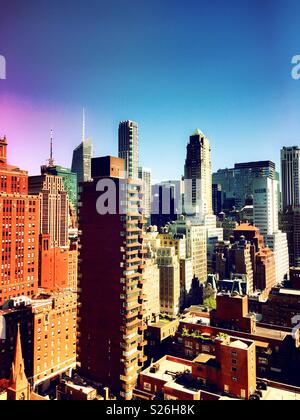 Midtown Manhattan Wolkenkratzer wie aus einem Dachgarten in Murray Hill, New York, USA Stockfoto