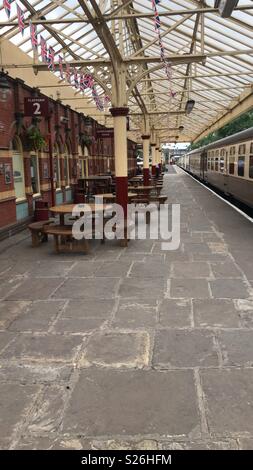 Bolton Street Bahnhof begraben auf dem East Lancashire Eisenbahn. Es gibt ein Pub namens "Rennstrecke" auf der Plattform. Stockfoto