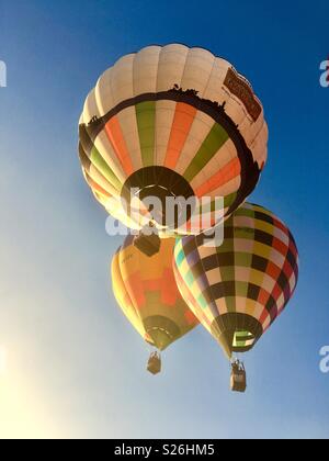 Heißluft-Ballone in den blauen Himmel Stockfoto