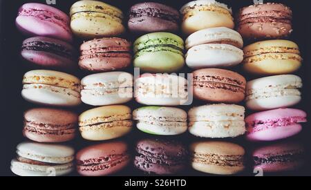 Macarons Hintergrund. Bunte typisch französisches Gebäck. Ansicht von oben Stockfoto