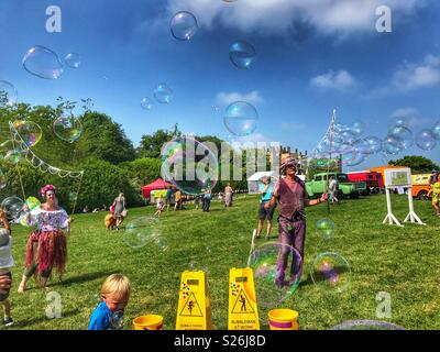 Bubbleman und Bubble Faerie am Arbeitsplatz erstellen von Seifenblasen, unterhaltsame Besucher an der Sherborne Castle Country Fair, Sherbourne, Dorset, England Stockfoto