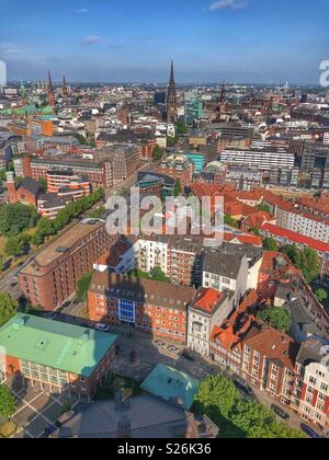 Schatten der St. Michaeliskirche aus eigenen Clock Tower, von wo dieses Foto aufgenommen wurde, gesehen. Wunderschöne Aussicht auf Hamburg, Deutschland. Stockfoto