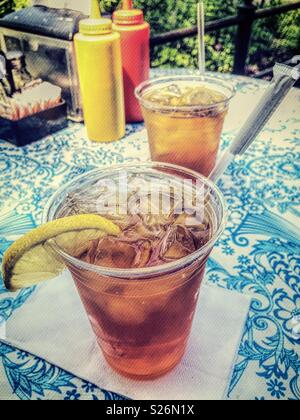 Erfrischende Glas Eistee in Alfresco Restaurant im Central Park, New York City, USA Stockfoto