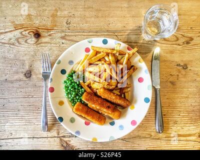 Fischstäbchen Chips und Erbsen Stockfoto