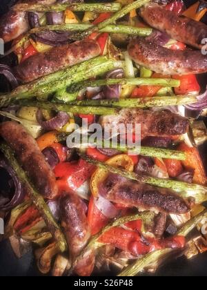 Gebratene Würstchen und Gemüse Stockfoto