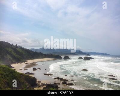 Crescent Beach und Cannon Beach gesehen von Wasserfall Creek, Ecola State Park, Küste von Oregon, USA. Stockfoto