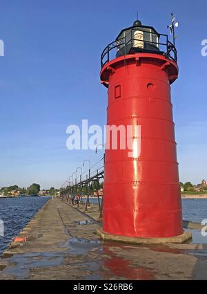 South Haven, Michigan, USA - Juni 8, 2018: Rote Leuchtturm, am Eingang des Schwarzen Flusses am Lake Michigan, die zum Hafen in South Haven, Michigan, USA mit blauem Himmel kopieren. Stockfoto