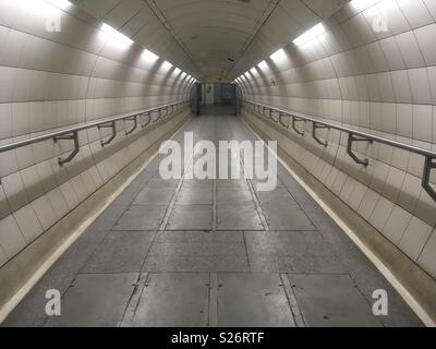 Pkw U-Bahn Tunnel verbindet die Jubilee und Bakerloo Line Plattformen an der U-Bahnstation Waterloo, London. Im Winter Geschossen. Stockfoto