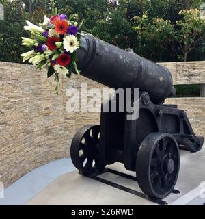 Alle 60 Pistolen Fort Siloso wurden mit blumensträussen in einer symbolischen Geste des Friedens zu Ehren der Demokratischen Volksrepublik Korea-USA Singapur Gipfel am 12. Juni 2018 in Sentosa, Singapur dekoriert. Stockfoto