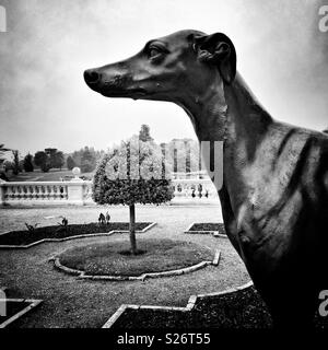 Greyhound Statue in den Gärten von Osborne House auf der Isle of Wight Stockfoto