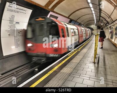 Londoner U-Bahn, Northern Line, u-bahn in Tufnell Park Station ankommen, eine Frau auf Southbound Platform 2 Stockfoto