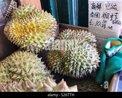 Durians zum Verkauf an einer chinesischen Supermarkt in Lisle Street, WC2, Chinatown, London, England Stockfoto