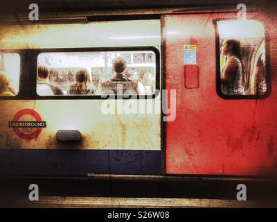 Londoner U-Bahn, Leute auf einem Northern Line U-Bahn, Leicester Square tube station, London, England Stockfoto