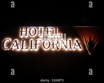 Das Schild des Hotels Kalifornien in Todos Santos, Baja California, Mexiko. Es ist der Ansicht, dass in diesem Hotel die Musik Band schrieb Adler ihren berühmten Album Hotel California Stockfoto