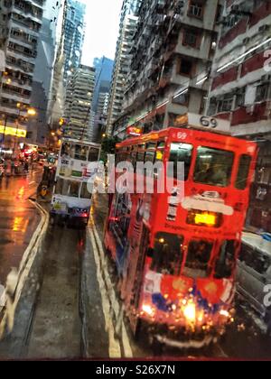 Straßenbahnen auf Johnston Road, Wan Chai, Hong Kong Island, durch die feuchten Fenster einer Straßenbahn gesehen Stockfoto