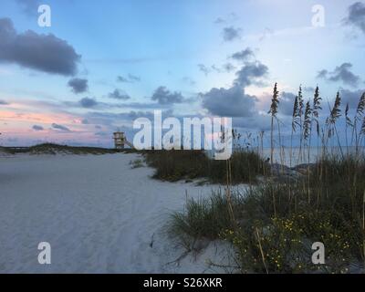 Rettungsschwimmer stehen an Ponce de Leon Inlet, Florida. Stockfoto