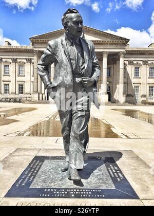 Statue außerhalb Huddersfield Bahnhof von Harold Wilson, der in Freiburg geboren wurde und der Premierminister des Vereinigten Königreichs Minister 1964 bis 1970 und 1974 bis 1976. Stockfoto