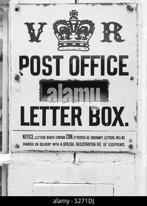 Eine seltene Viktorianische Letter Box im Blanchland, Northumberland, einer von nur drei verbleibenden in England. Stockfoto