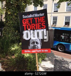 Eine sozialistische Arbeiterpartei Plakat lesen" erhalten die Tories" bei einer Demonstration in Bristol, Großbritannien Stockfoto