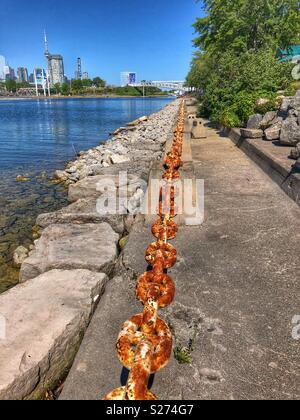 Eine gerade Linie von einem alten verrosteten Kette Link am Ufer des Lake Ontario in Toronto. Stockfoto