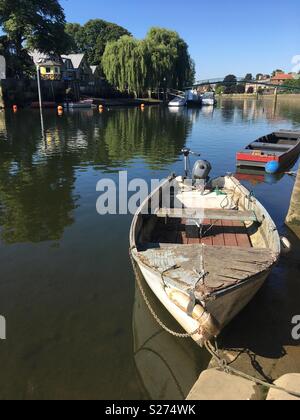 Boot festgemacht, Twickenham, Middlesex Großbritannien am Flussufer Stockfoto