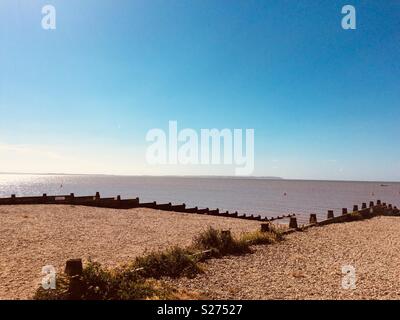 Whitstable Strand im Sommer mit schönen blauen Himmel Stockfoto