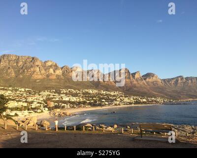 Landschaft der zwölf Apostel Berge bei Sonnenuntergang und unter dem Strand von Camps Bay in Kapstadt Südafrika Stockfoto