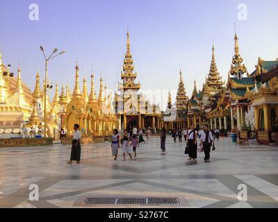 Shwedagon Pagode im Stupa gold Kuppel Kuppel buddhistische Buddhismus Denkmal heilige Ort Religion religiöse Yangon myamnar Stockfoto