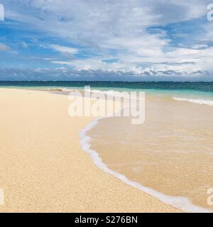 Wellen am Ufer auf einem leeren Strand. Tavarua Island, Fidschi. Stockfoto