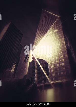 Die F5-Turm auf der Fifth Avenue in der Innenstadt von Seattle, dramatische monochromatischen Bild, Washington State, USA, suchen. Stockfoto