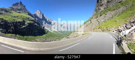 Panoramabild der Haarnadelkurve auf der Trollstigen Pass, Norwegen Stockfoto