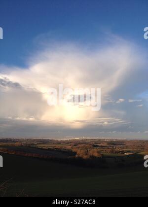 Das Gesicht einer jungen Frau wird in den Wolken über den Norden der Insel Wight mit Blick auf Portsmouth und den Solent Channel und UK. Stockfoto