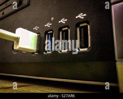 Usb-Kabel an einen Computer angeschlossen Stockfoto