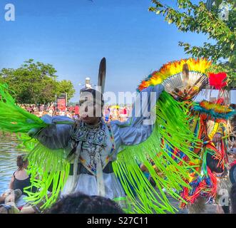 Weiblichen indigenen Tänzer in Kanada Tag feiern im Harbourfront Centre in Toronto. Stockfoto