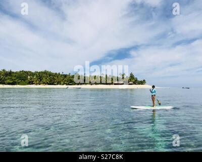 Eine Frau Stand up Paddeln. Tavarua Island, Fidschi. Stockfoto