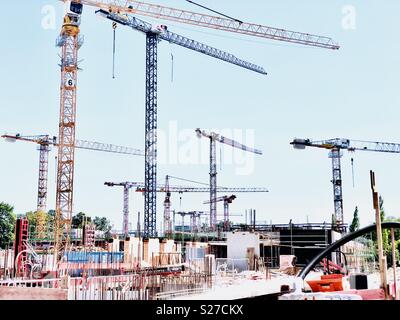 Große Baustelle mit Kran Stockfoto