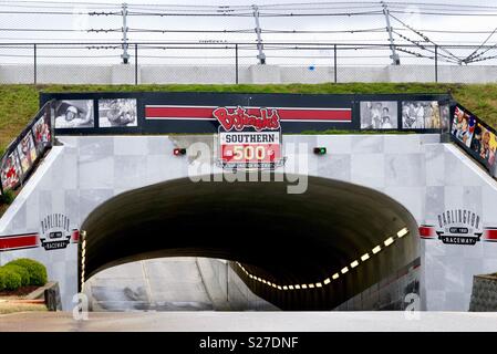 Darlington, South Carolina, USA - 25. März 2018: Die berühmten Tunnel an der NASCAR historischen Darlington International Raceway, der Heimat der Bojangles Südlichen 500 Rennen, sitzt leer an einem Frühlingsmorgen. Stockfoto