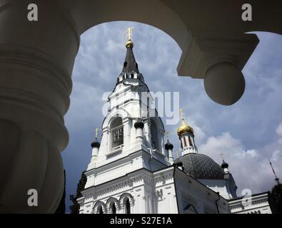 St. Michael's Cathedral in Sotschi, Russland. Die Kathedrale St. Michael der Erzengel ist die älteste Orthodoxe Kirche in Sotschi am Schwarzen Meer und im gesamten Gebiet des ehemaligen russischen Reiches. Stockfoto